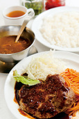 ボーイズカレー（神保町） カレー付きハンバーグ 890円 カレールーは鶏ガラスープと小麦粉、カレー粉からつくる。ハンバーグにかけてもおいしい。