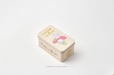 【ラデュレ×マイメロディ】「アーモンドパウンドケーキ缶 “マイメロディ”」¥4,968/できたてのパティスリーを大切そうに抱え、ふと誰かの呼びかけに振り返る、愛らしいワンシーンを描いた缶ボックス