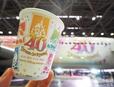 特別塗装機「JAL Colorful Dreams Express」特別デザインの紙コップ