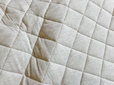 【ニトリ 綿入り洗えるキルトラグ(オーガニックコットン混 OGキルト s185X185 TC13)】冬はホットカーペットを敷いて暖かく、夏は一枚で汗を吸ってくれる