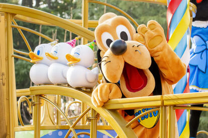 東京ディズニーランドがドナルド一色に! パレードからマンホール