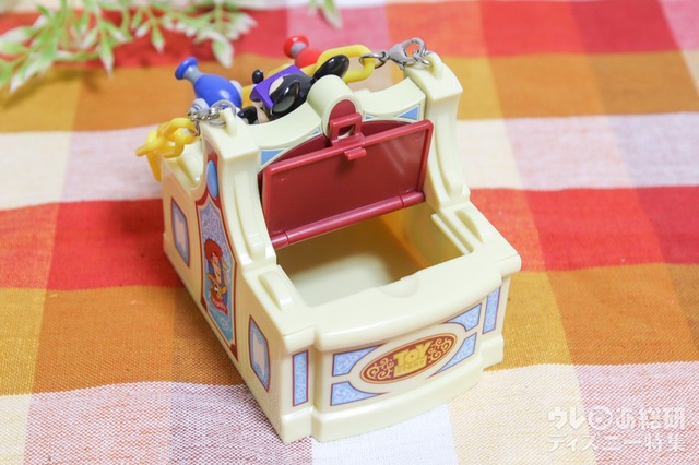 グミキャンディー、ミニスナックケース付き ¥950｜大きく蓋が開く