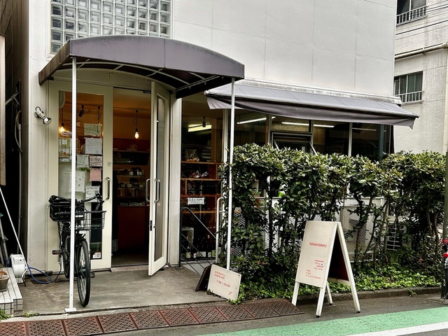 【カタネカフェ】ドアの奥がベーカリー。その右手にカフェへの階段があります