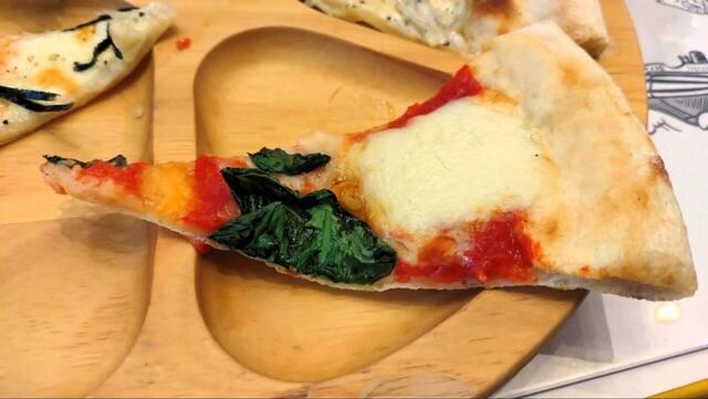 【PSマリノ イタリアンビュッフェ】たっぷりのモッツァレラと生バジルの香りが豊かな、人気ナンバーワンの「マルゲリータ」です