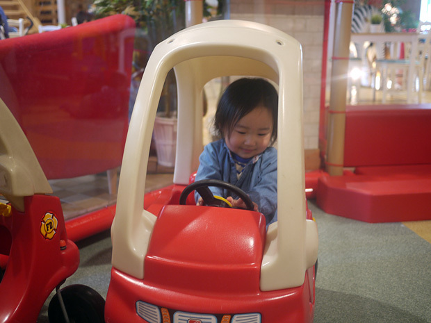 バイクもおままごとも大好きな娘は、アスレチックも含めてきっちり2時間遊び倒しました。