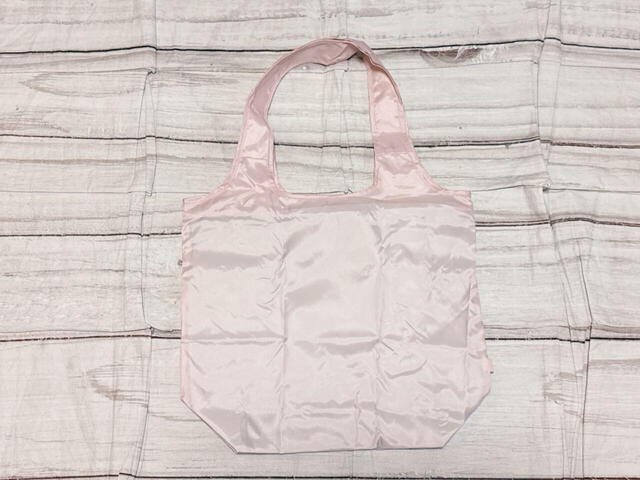 背面は装飾がないシンプルなデザイン