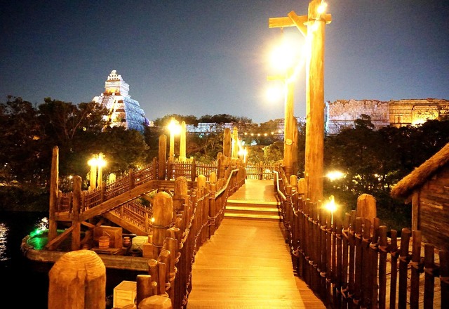 「神殿への橋」という意味の「プエンテ・アル・テンプロ」