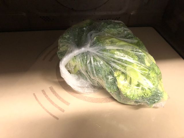 【ブロッコリーサラダ】入り口はブロッコリーの下に入れておこう