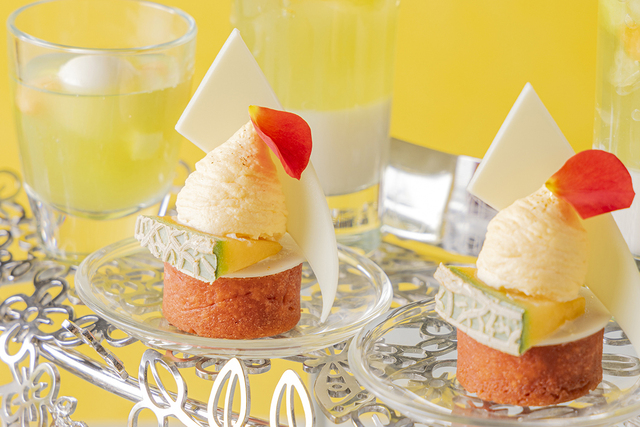 「メロンスープとココナッツムース、赤肉のメロンタルト」＜期間：2025年5月1日～6月30日＞【【ヒルトン東京お台場】至福の「メロンアフタヌーンティー＆ハイティー」開催！スコーンやサンドイッチも食べ放題！】