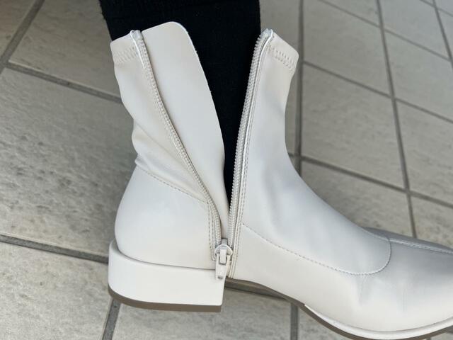 【GU ウルトラストレッチローヒールブーツ】ファスナーが下まで下りるので着脱しやすい