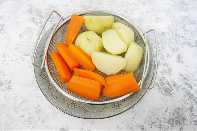 【カインズ フライパンスチーマー】絶品蒸し野菜の出来上がり