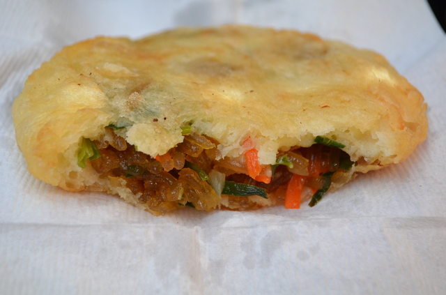 野菜ホットッは直径11～12センチ、厚さは1センチほど。1個1000～1500ウォン。会賢駅5番出口辺りから南大門市場の2番ゲートに向かう通りに屋台が何軒かある