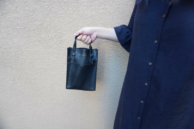 小さめの手提げバッグのようなサイズ感【iNtimité 2WAYで使える！ スマホショルダーバッグBOOK】価格：3,289円（税込）