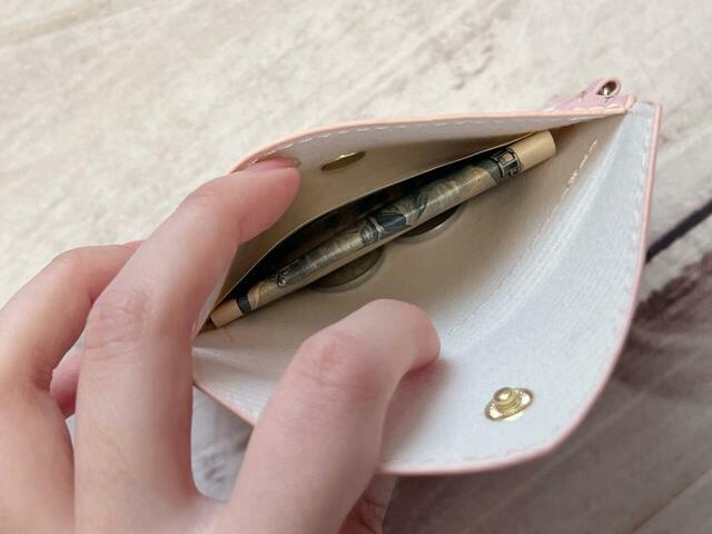 お札は3つ折りすれば入るため、ミニ財布として使っても◎