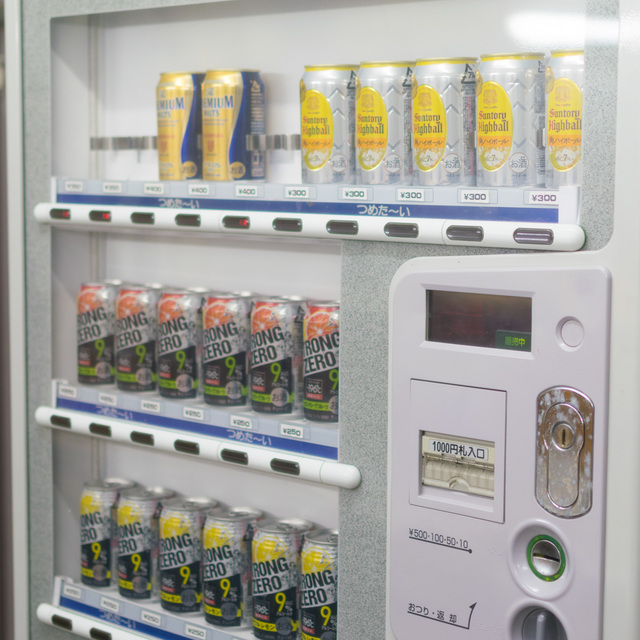 「和田小屋」宿泊者用洗面所のアルコール自動販売機｜かぐらスキー場