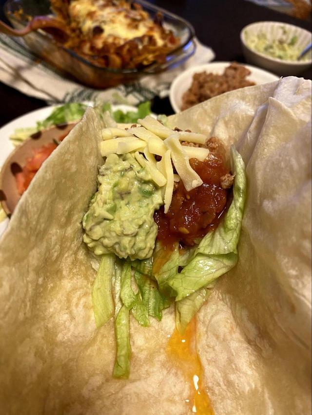 お好みの具をトルティーヤで巻く！入れすぎ注意です