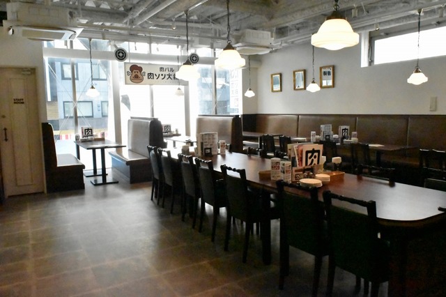 天井が高く広々とした店内