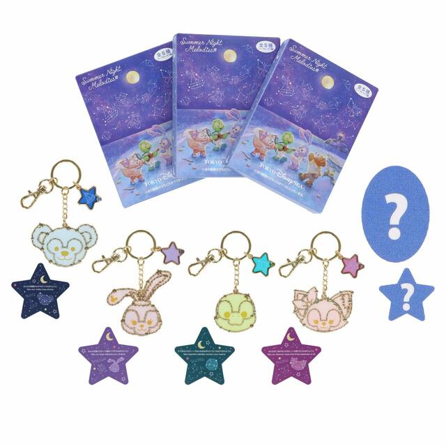 キーチェーン 1,100円|サイズ:(1箱あたり)縦約1×横約9×高さ約12cm ※全5種類のうちどれか1つが入っています ※価格は、1箱の価格です|「ダッフィー&フレンズのサマーナイト・メロディー」スペシャルグッズ|東京ディズニーリゾート40周年“ドリームゴーラウンド”|発売日:2023年7月3日(月)|販売店舗:東京ディズニーシー「マクダックス・デパートメントストア」