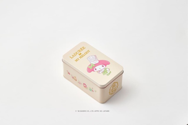 【ラデュレ×マイメロディ】「アーモンドパウンドケーキ缶 “マイメロディ”」¥4,968/できたてのパティスリーを大切そうに抱え、ふと誰かの呼びかけに振り返る、愛らしいワンシーンを描いた缶ボックス