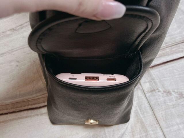 サイドのポケットにはモバイルバッテリーをIn