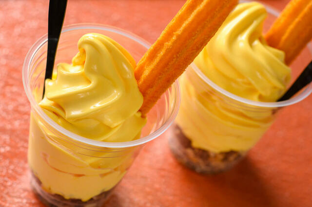 ハロウィーンサンデー（パンプキンソフトクリーム＆チュロス） 800円｜東京ディズニーランド「アイスクリームコーン」「ラケッティのラクーンサルーン」｜東京ディズニーリゾート「ディズニー・ハロウィーン」スペシャルメニュー