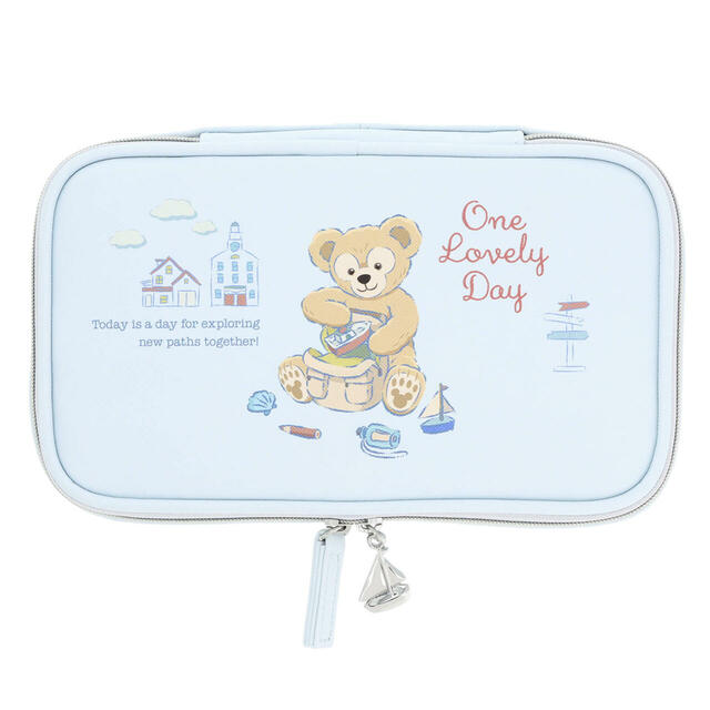 マルチケース 3,500円|おでかけの準備をしたり、おさんぽしているダッフィーがデザインされたグッズ|販売店舗:東京ディズニーシー「マクダックス・デパートメントストア」|発売日:2025年6月3日(火)