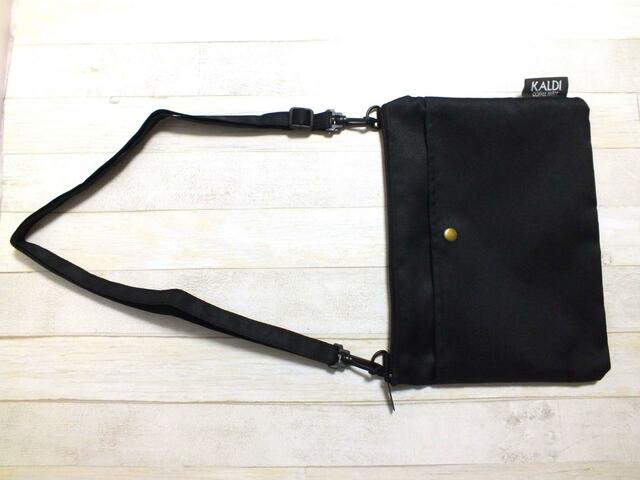 【カルディいちごバッグセット】サイズは縦18.5cm×横24.5cm、ショルダー紐最長120cm