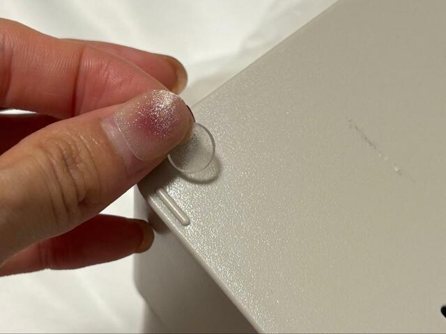 【ニトリ 多機能ティッシュケース】滑り止めシールは本体の底に貼り付けます。一度貼っても貼り直せるのが嬉しい◎