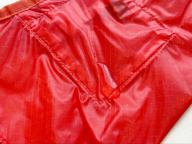 【mont-bell U.L.MONO ポーチ S】ばっちり水を弾いてくれる撥水性素材