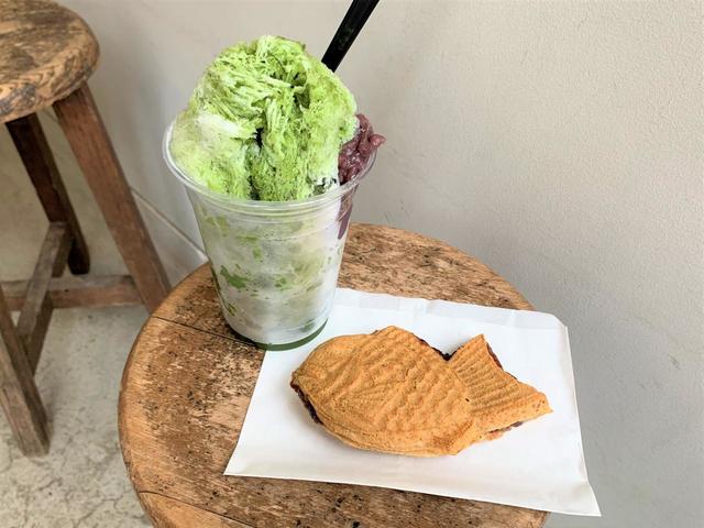 アツアツのたいやきと冷たいかき氷が相性抜群！