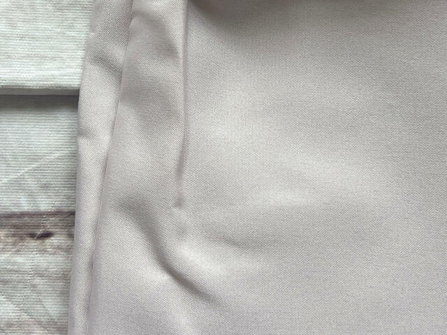 マットな質感のポリエステル生地