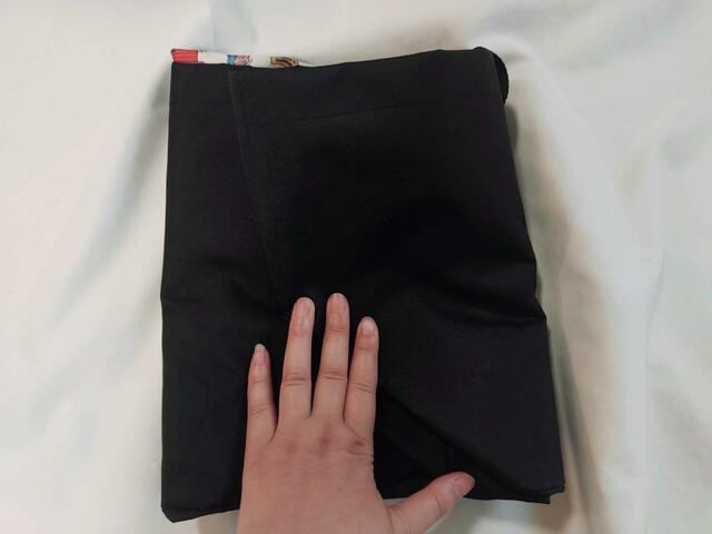 底のマチ部分を谷折りにしたのち、両サイドを真ん中に折りたたみます