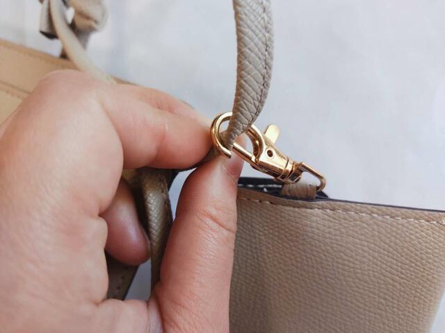 ショルダー部分を立ててから取り付けると、比較的スムーズ