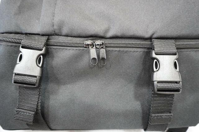 ファスナーとバックルで閉じる