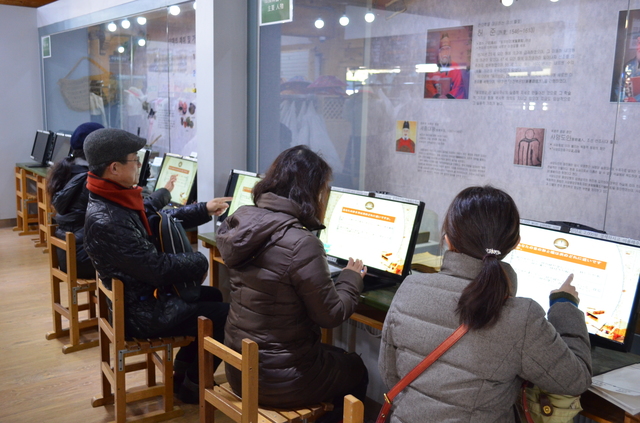 『韓方文化館』ではPC画面の設問（日本語）に答えると、自分の体質が記されたプリントがもらえる