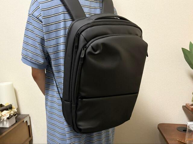 【3COINS  4パーテーション2WAYリュック／MENS】メンズアイテムでやや大きめのサイズ感なので、フェミニンな服装とは少し相性が悪いかも