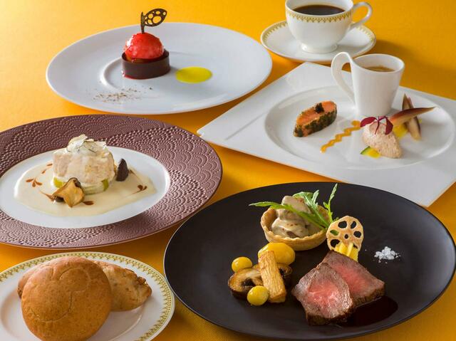 スペシャルコース 11,000円｜「ディズニー・ハロウィーン」スペシャルメニュー｜東京ディズニーリゾート40周年“ドリームゴーラウンド”｜販売店舗：東京ディズニーシー「マゼランズ」｜発売日：2023年9月1日（木）