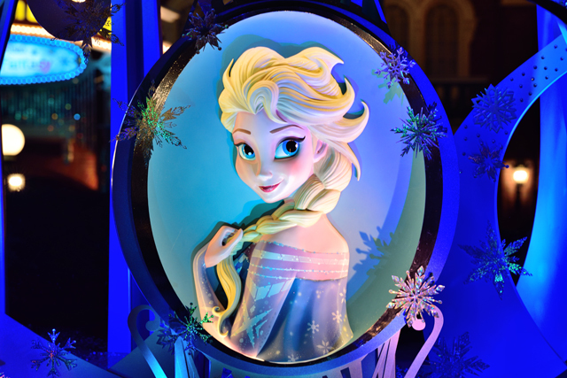 デコレーション内のエルサのアップ ©Disney