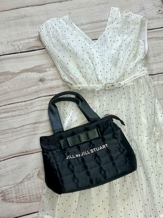 ホワイトのドットドレスに。レディなコーディネートに持ちたいバッグ♪【JILL by JILLSTUART（ジル バイ ジルスチュアート）リボンショルダーバッグ】