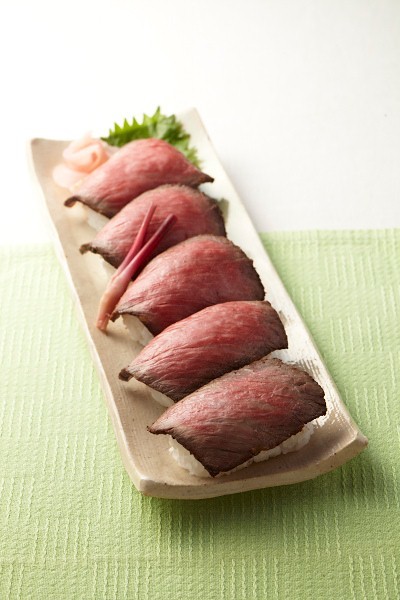 山形県「金鶴」尾花沢牛ローストビーフにぎり寿司（1人前）1,501円