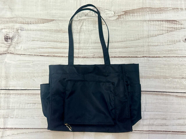 バックは装飾がないシンプルなデザイン