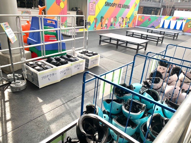 SNOOPY ICE ARENAは手ぶらでOK。手袋は購入できる。© 2023 Peanuts Worldwide LLC