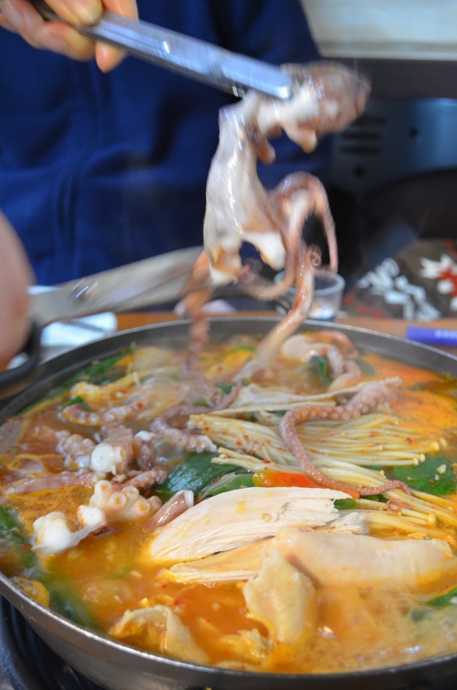 客の目の前で切り落とされる手長ダコ