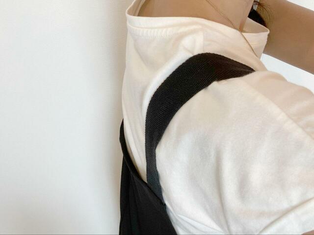 【aquagarage カットツイルジャンパースカート】背中は広めに開いているので、全体的にスッキリした印象になります