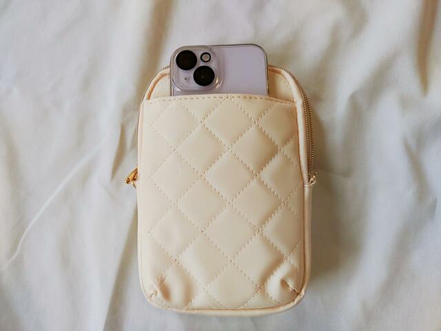 【クレイサス】iPhoneがすっぽり入りました【CLATHAS（クレイサス）のスマホポーチ アイボリー】宝島社：発売日5月31日、価格：3,168円（税込）スマホショルダーとミニ財布の機能を合わせた使いやすいデザイン。