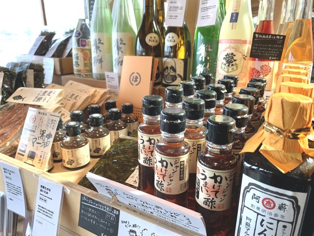 ローカル食材やオリジナルグッズも販売