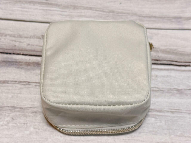 背面は装飾がないシンプルなデザイン