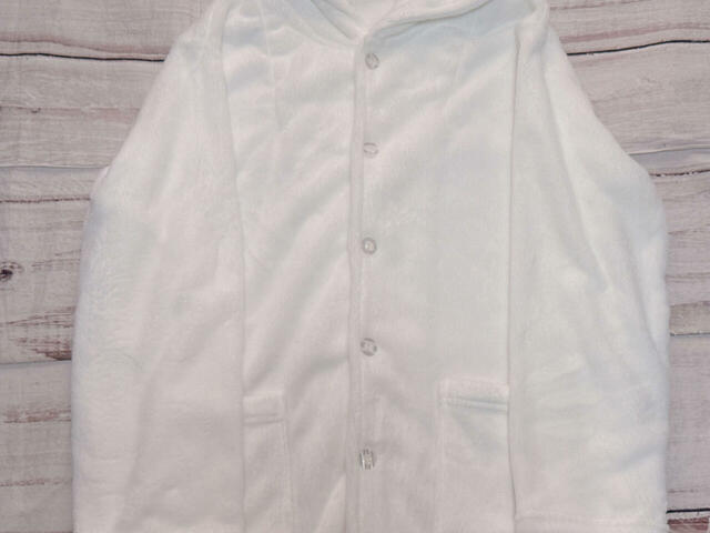 着脱は前ボタンでできます。羽織としても着れるところがGood！