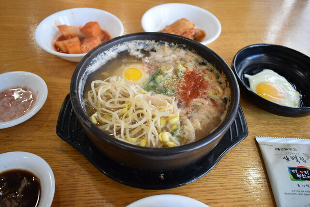 【韓国で行きたい都市・全州 vol.2】「サムベクチプ」のコンナムル・クッパ8,000ウォン。12月半ば、東京で観光誘致イベントを開催した全羅北道のチョン・ソンミ文化体育観光局長も「個人的に好きな全州の名物料理はコンナムル・クッパ」と言っていた