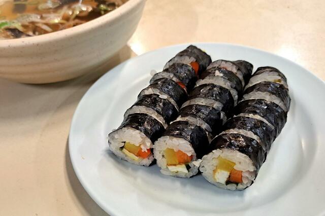 【美食と美酒の都、全州特集 vol.3】「眞味チプ」の人気サイドメニューの海苔巻き2,000ウォン。おでんスープと一緒に供される